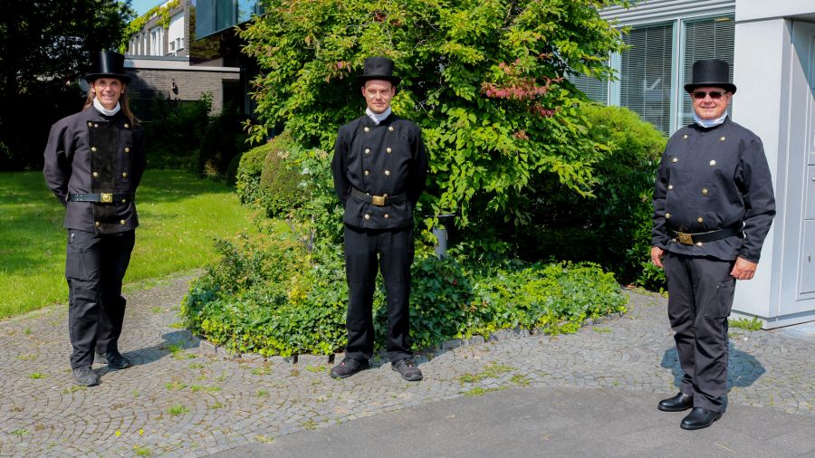 Übergabe des Kehrbesens im Kehrbezirk Delbrück II – (v.l.) Olaf Meiners, Sebastian Schoel und Helmut Schiermeyer